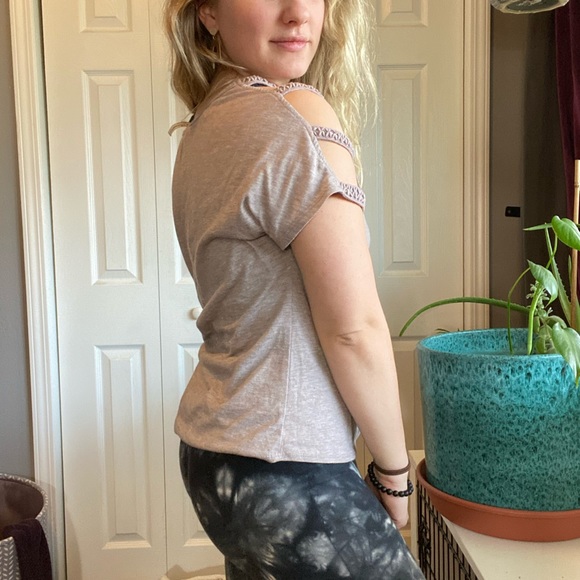 COLD SHOULDER COMFY FROMT TIE SHIRT - Picture 3 of 4